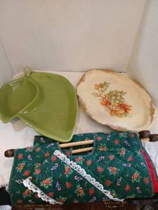 lot 1291 image: Tag Leaf-Shaped Serving Dish with La Belle Ceramic Plate and Floral Fabric Carrier