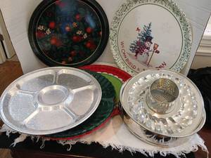 lot 1292 image: Holiday Serving Trays and Platters. Largest platter 13.5 in.
