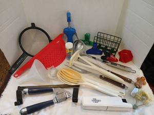 lot 1293 image: Kitchen Gadgets & Tools Lot - 22 Pieces