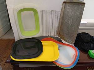 lot 1294 image: Baking Sheet Pan, Cooling Rack, collapsible Colander, Serving Trays & Silicone Mats
