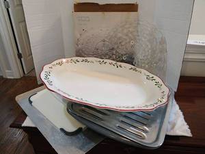 lot 1295 image: American Whitehall Cake Plate, platter 20x14, cookie sheet and cutting boards