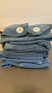 lot 1403 image: Blue Towel Lot with Bird Embroidered Pouches