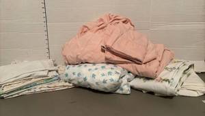 lot 1425 image: Sheets and pillowcases.  Not sure of size, but probably FullQueen