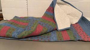 lot 1426 image: Quilted bed topper. Full size