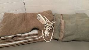lot 1427 image: Bedding, including an electric blanket - unknown sizes