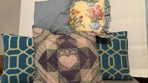 lot 1430 image: Decorative Throw Pillows