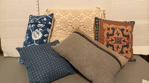 lot 1431 image: Chair pad and Decorative Throw Pillows