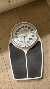 lot 1509 image: Health o meter Professional Mechanical Bathroom Scale 330 LBS Capacity