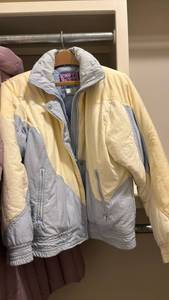 lot 1605 image: Haute Route Womens Medium Puffer Jacket Cream Blue Color-Block looks to be a small to medium