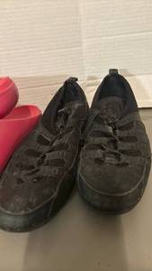 lot 1622 image: Four pair gardening shoes - size 7 12
