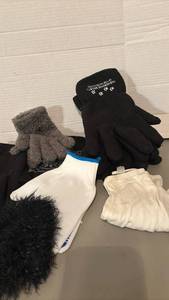 lot 1639 image: Assortment of Gloves and an ear warmer band