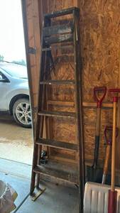 lot 3000 image: Wooden Step Ladder 6-Step