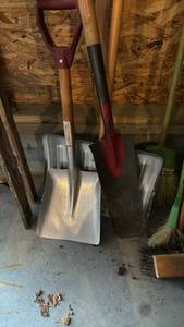 lot 3001 image: 3 Shovels with D-Grip Handles and Metal Blades
