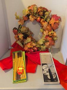 lot 3201 image: 15 inch wreath with fondue forks and cake cutter