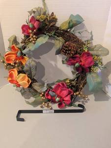 lot 3212 image: 16 floral wreath with hanger and pillows