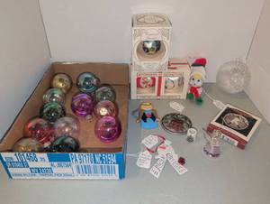 lot 3216 image: Vintage holiday ornaments