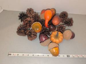 lot 3223 image: Decorative Autumn Fall Acorn and Gourd Set