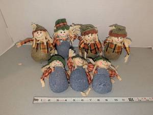 lot 3224 image: Lot of 8 Scarecrow Decorative Figures with Plaid Shirts and Straw