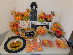 lot 3232 image: Halloween and fall decorations lot