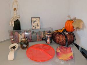 lot 3233 image: Harvest and Halloween lot of decor
