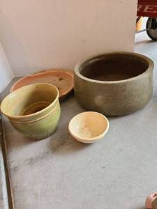 lot 3305 image: Play saucer and ceramic flower pots, largest is 6x13