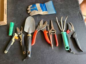lot 3309 image: Gardening hand tools.