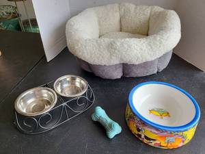 lot 3312 image: Pet bowls, toy, bed.