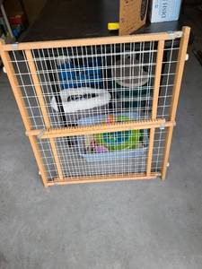 lot 3400 image: Petchild safety gate, 32in high, expands to 49in wide