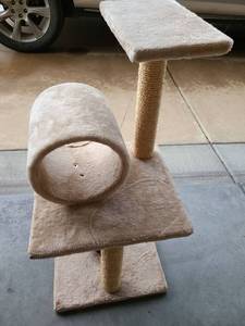 lot 3401 image: Cat tree, 31x15x14