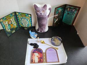 lot 3429 image: Mixed home decor with sand base cat doorstop