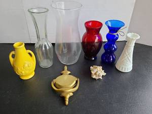 lot 3433 image: Brass doorknocker, seashell, vases.
