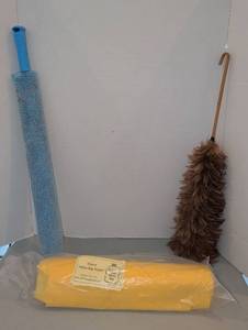 lot 3511 image: Yellow Bag People 39 Gallon Large trash Bags with dusters