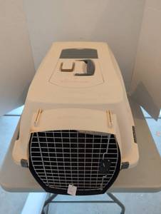 lot 3527 image: Petmate Kennel Cab animal carrier