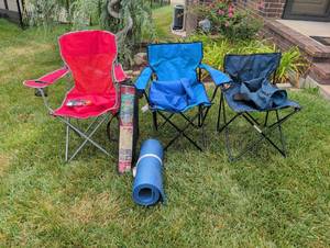 lot 3530 image: Camping chairs, tent and camping pad