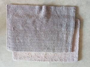 lot 3540 image: Two gray bath mats 30 x 20