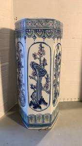 lot 3606 image: Blue and white decorative ceramic pot 19X8