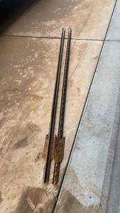 lot 3621 image: 2 T posts 6 ft tall