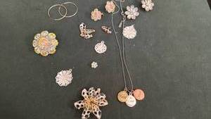 lot 1901 image: Womens jewelry