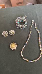 lot 1904 image: Womens jewelry