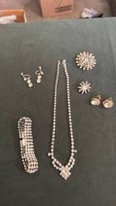 lot 1905 image: Womens jewelry