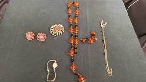 lot 1906 image: Womens jewelry
