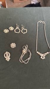 lot 1907 image: Womens jewelry