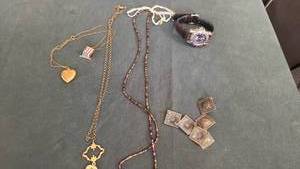 lot 1909 image: Womens jewelry