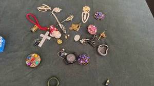 lot 1910 image: Pins, watches and more
