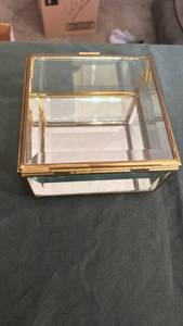 lot 1912 image: Beveled glass and mirrored jewelry box