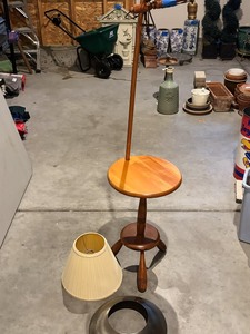 lot 3520 image: Oak side table and lamp