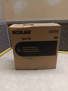 lot 102 image: Ecolab Quik Fill Industrial Degreaser 9.46 L 2.5 US GAL 6187414