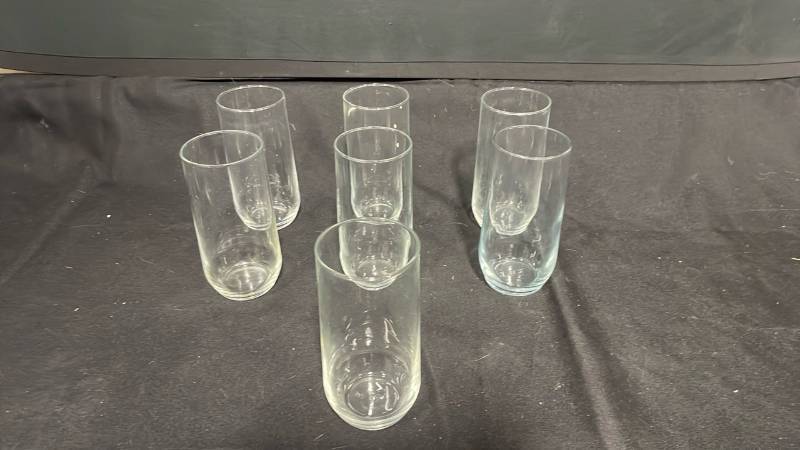 lot 7777 image: Set of 7 Clear Glass Drinking Glasses Assorted Sizes