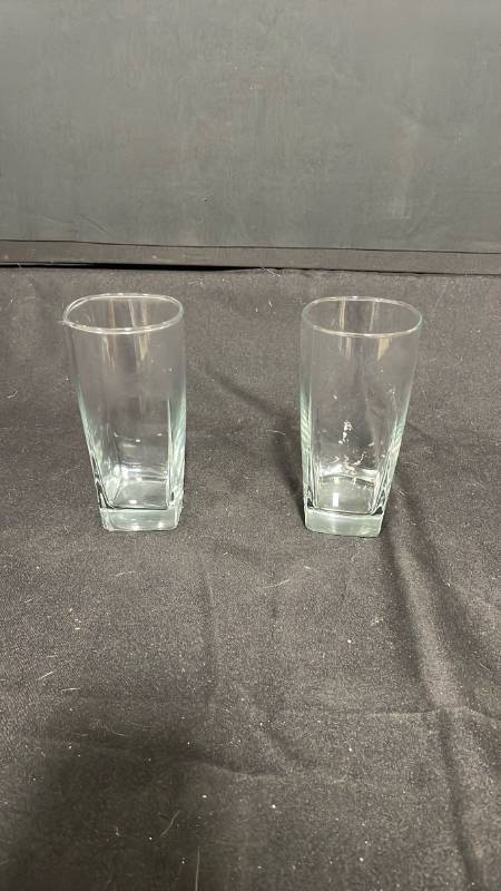 lot 7778 image: Clear Glass Drinking Glasses, Set of 2