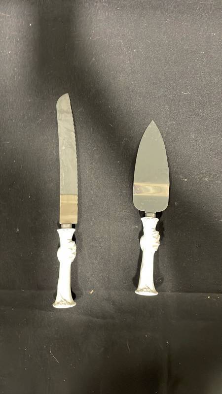 lot 7863 image: 2 Piece Serving Utensil Set White Handle Blade Server Knife